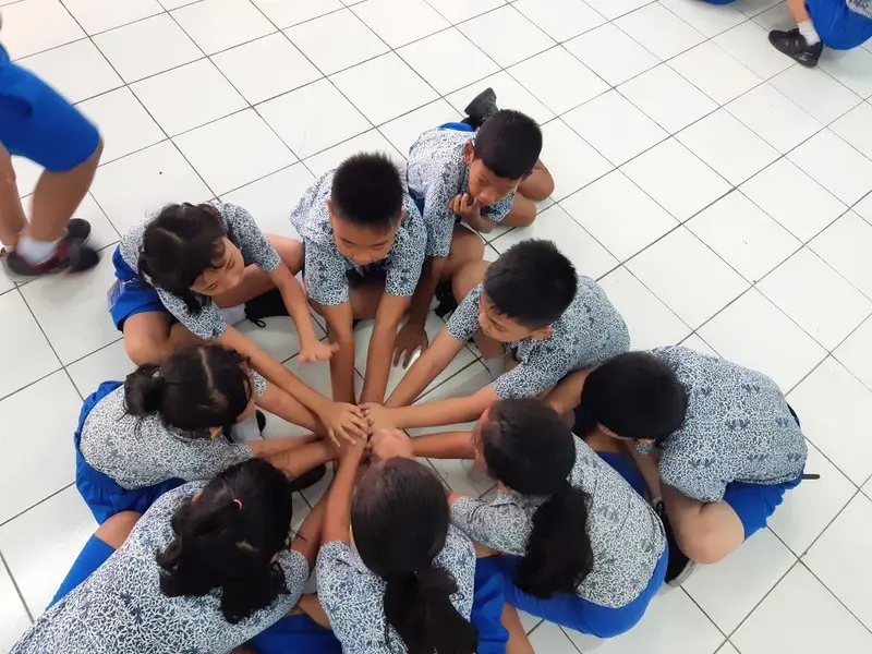 Murid MBBN bergandengan tangan membentuk lingkaran